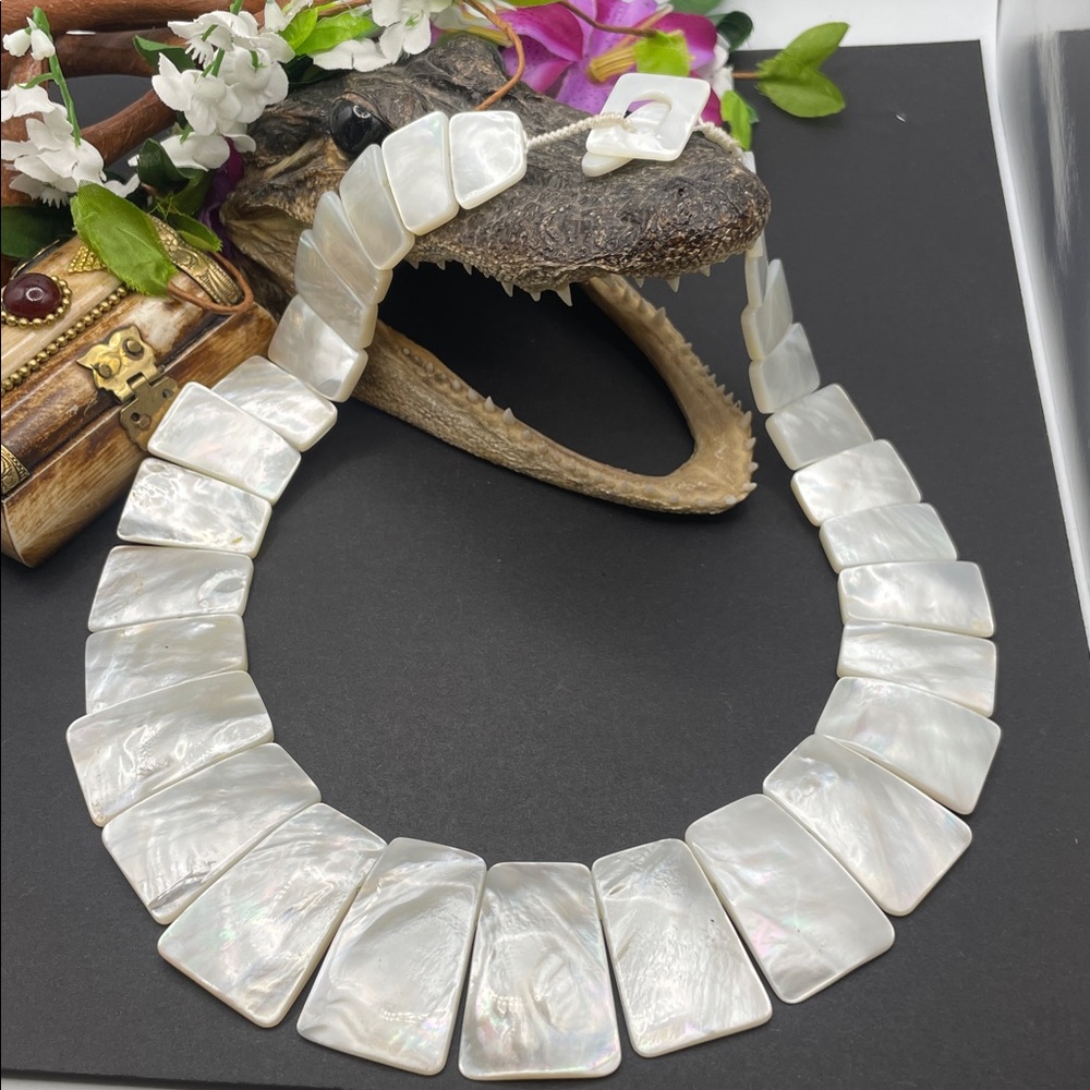 Mother of pearl bib necklace vintage A44
